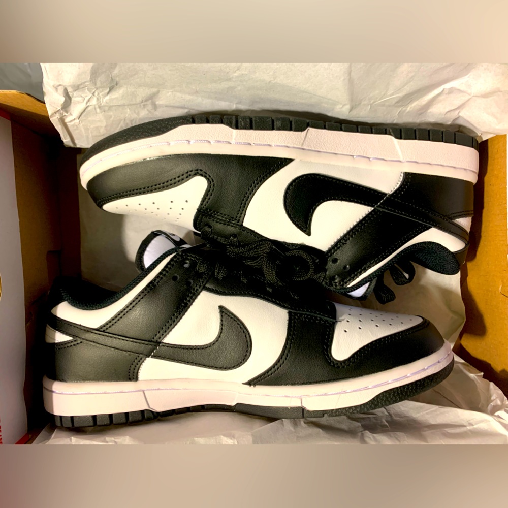 Black and White Nike Dunks Women’s 8.5